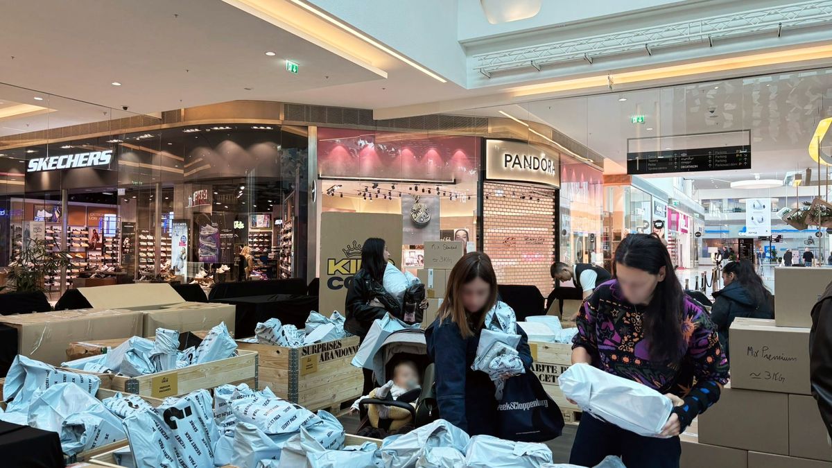 Lovci ztracených balíků. Obchodník láká na poklady z nevyzvednutých zásilek